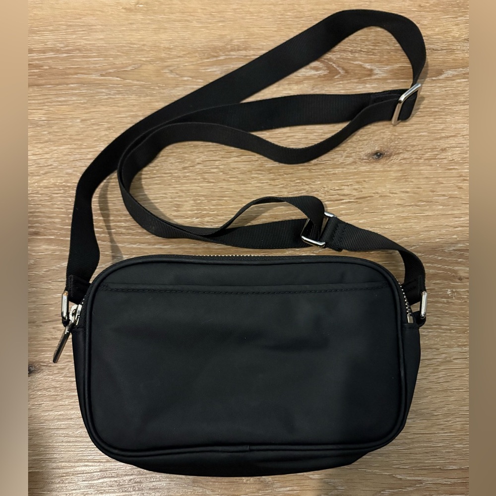 Lululemon Crossbody Camera Bag 2L in Black / Silver - Picture 9 of 15